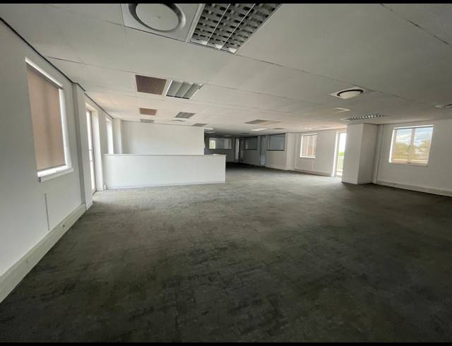 2,415M² OFFICE FOR SALE IN BRYANSTON